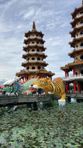 Dragon-and-Tiger-Pagodas-in-Kaohsiung-Taiwan