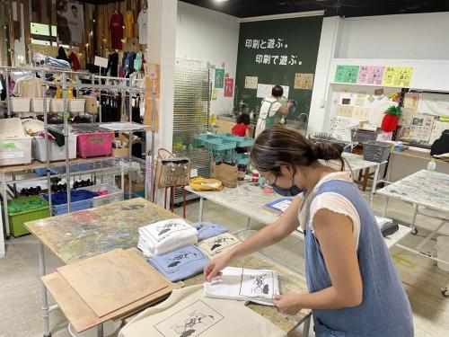 Hand-printing-t-shirts-designed-by-my-friend-in-Taipei